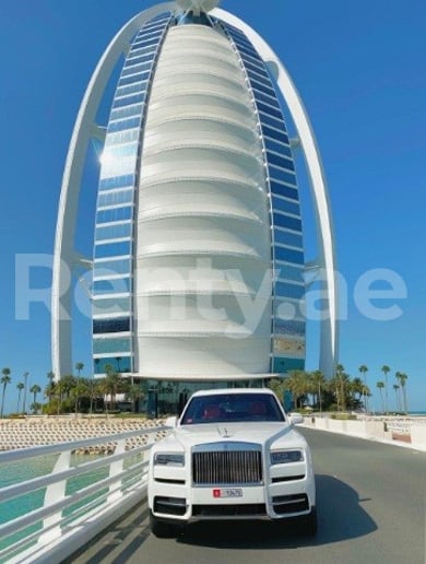 Abu Dabi'de kiralık Rolls Royce Cullinan (Beyaz), 2020