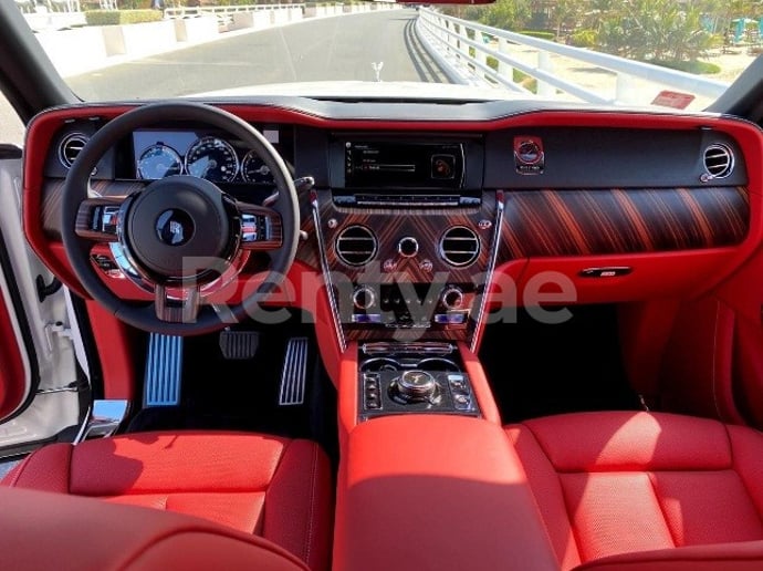 Abu Dabi'de kiralık Rolls Royce Cullinan (Beyaz), 2020