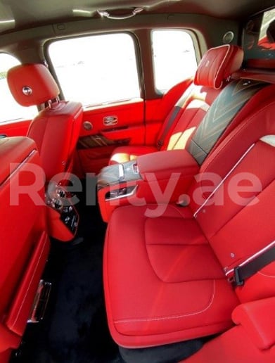 Abu Dabi'de kiralık Rolls Royce Cullinan (Beyaz), 2020