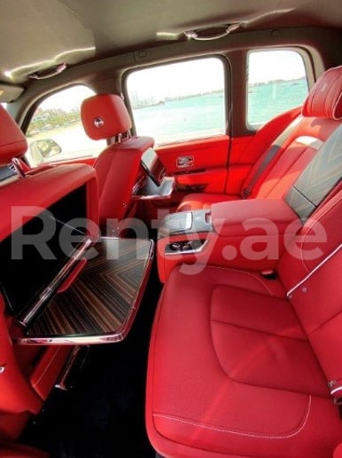 Abu Dabi'de kiralık Rolls Royce Cullinan (Beyaz), 2020