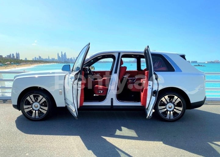Abu Dabi'de kiralık Rolls Royce Cullinan (Beyaz), 2020