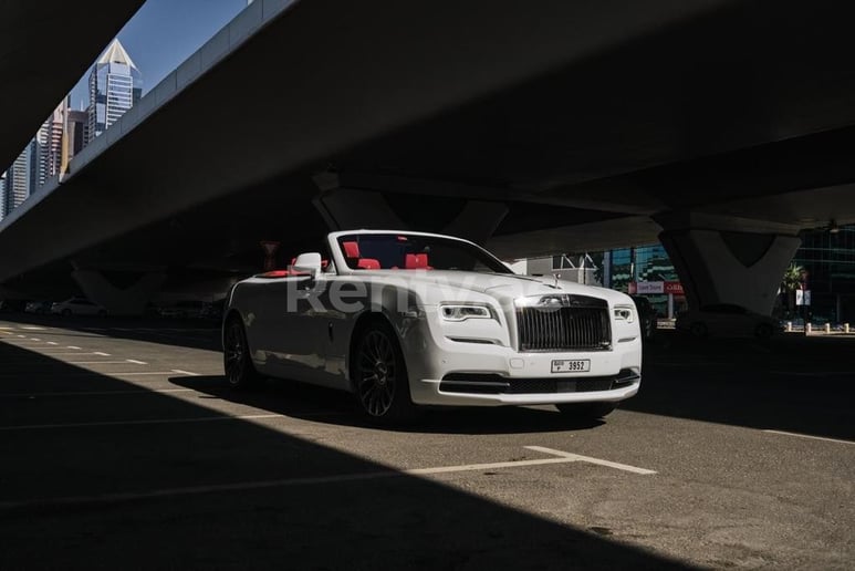 Rolls Royce Dawn Black Badge (Blanc), 2019 &agrave; louer &agrave; Duba&iuml;