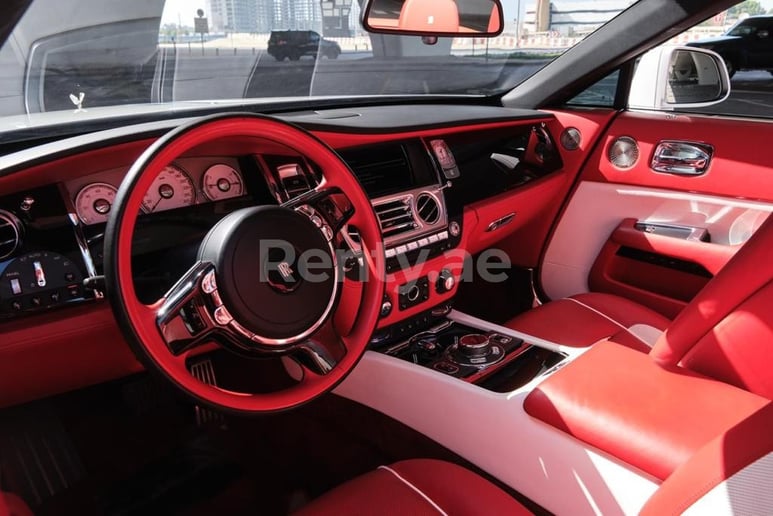 Rolls Royce Dawn Black Badge (Blanc), 2019 &agrave; louer &agrave; Duba&iuml;
