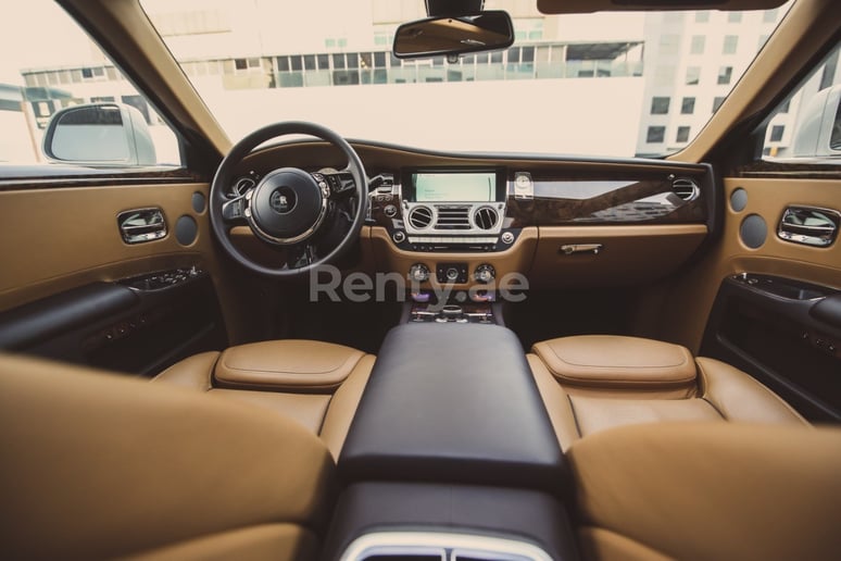 Rolls Royce Ghost (Blanc), 2019 &agrave; louer &agrave; Duba&iuml;