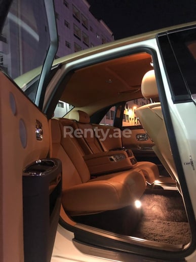 Rolls Royce Ghost (Blanc), 2019 &agrave; louer &agrave; Duba&iuml;