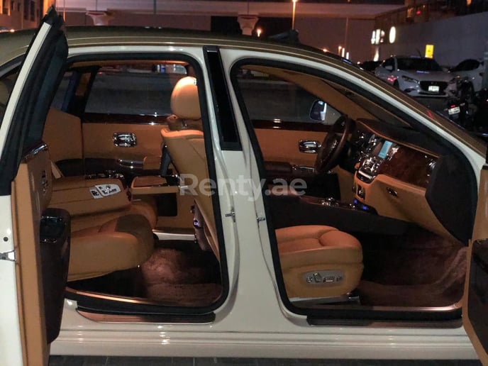 Rolls Royce Ghost (Blanc), 2019 &agrave; louer &agrave; Duba&iuml;