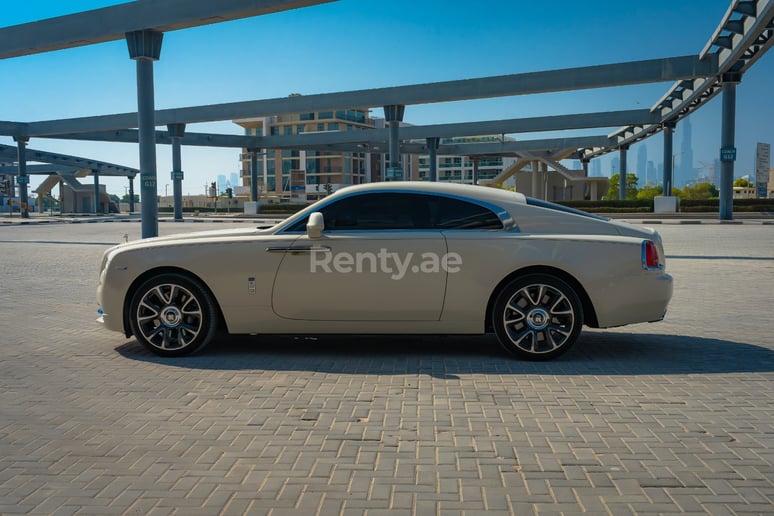 Abu Dabi'de kiralık Rolls Royce Wraith (Beyaz), 2019