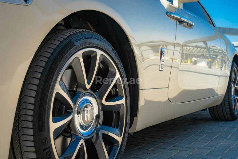 Abu Dabi'de kiralık Rolls Royce Wraith (Beyaz), 2019