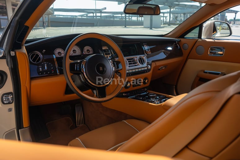 Abu Dabi'de kiralık Rolls Royce Wraith (Beyaz), 2019