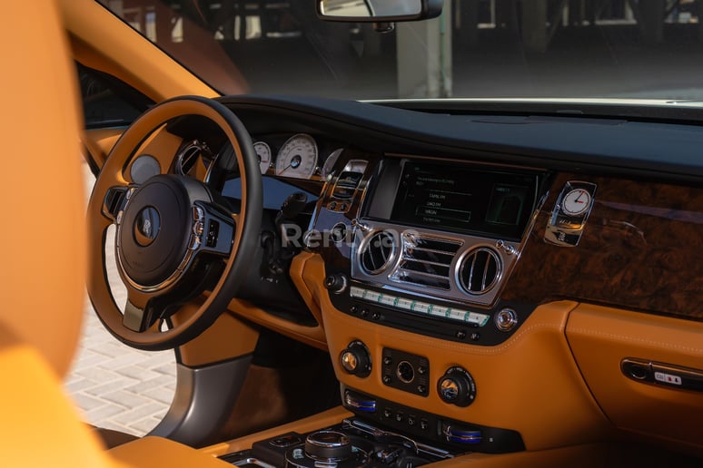 Abu Dabi'de kiralık Rolls Royce Wraith (Beyaz), 2019
