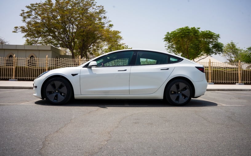 Tesla Model 3 (Bianca), 2023 in affitto a Abu Dhabi