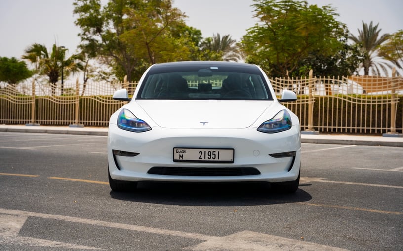 Tesla Model 3 (Bianca), 2023 in affitto a Abu Dhabi