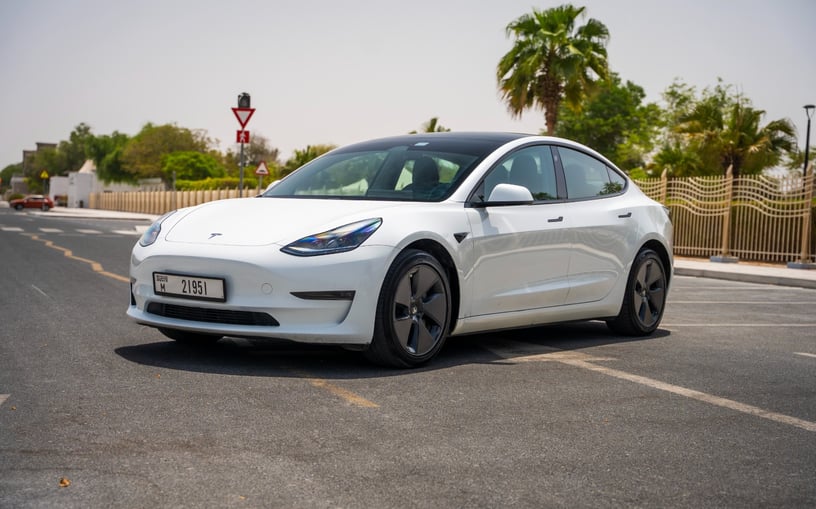 Tesla Model 3 (Bianca), 2023 in affitto a Abu Dhabi
