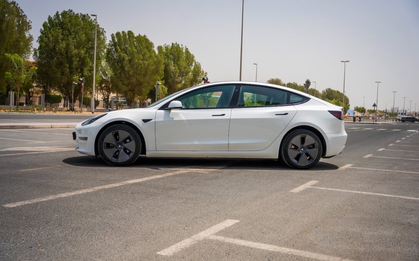 Tesla Model 3 (Bianca), 2023 in affitto a Abu Dhabi