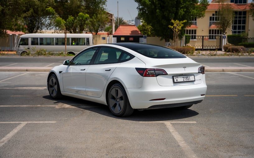 Tesla Model 3 (Bianca), 2023 in affitto a Abu Dhabi