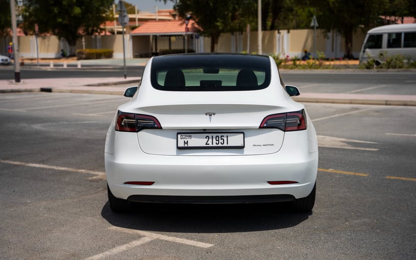 Tesla Model 3 (Bianca), 2023 in affitto a Abu Dhabi