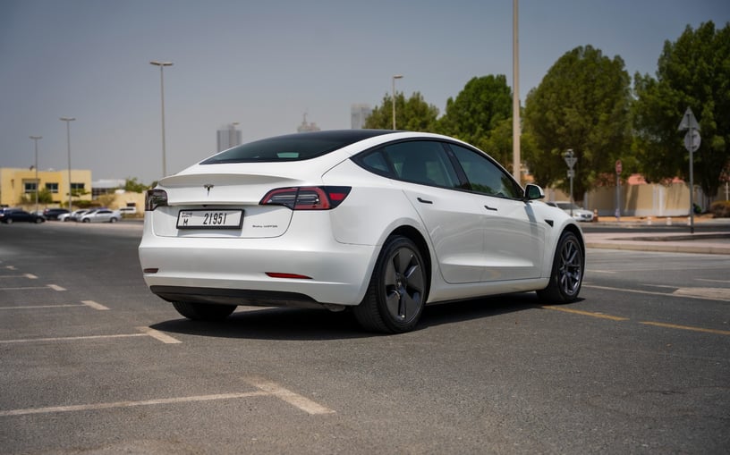 Tesla Model 3 (Bianca), 2023 in affitto a Abu Dhabi