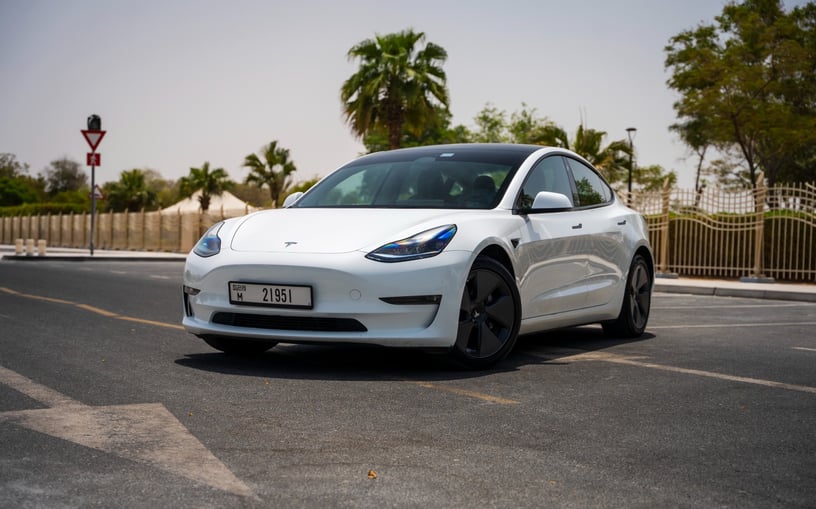 Tesla Model 3 (Bianca), 2023 in affitto a Abu Dhabi