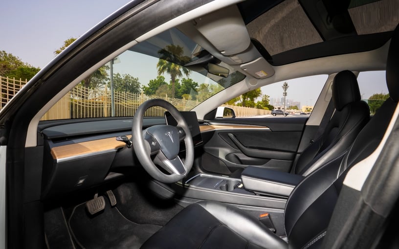 Tesla Model 3 (Bianca), 2023 in affitto a Abu Dhabi