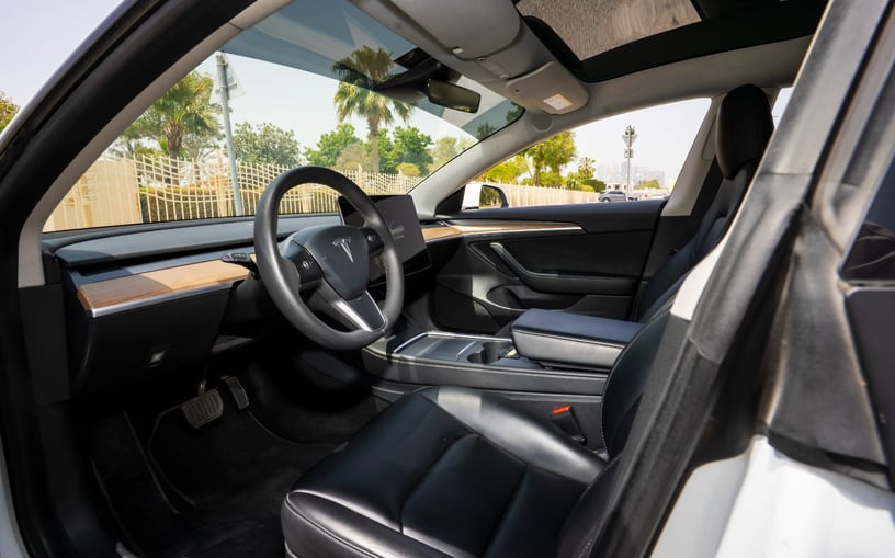 Tesla Model 3 (Bianca), 2023 in affitto a Abu Dhabi