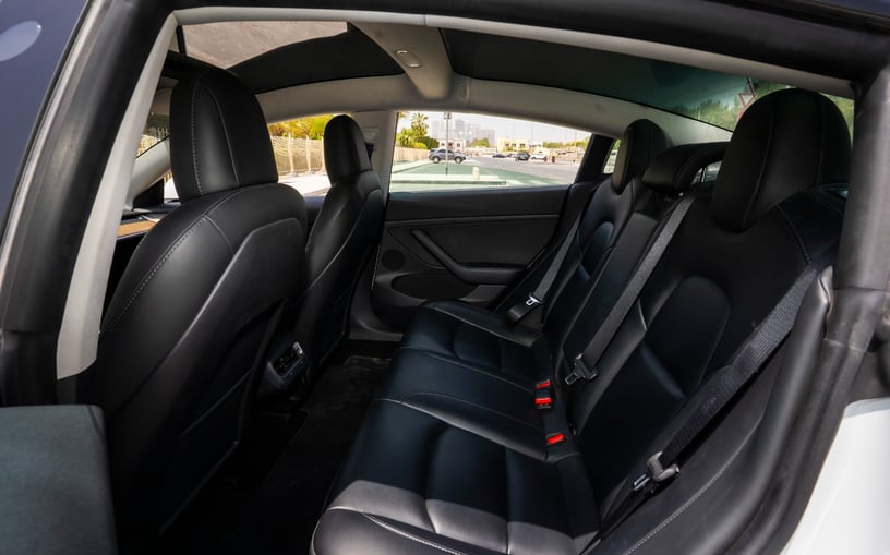 Tesla Model 3 (Bianca), 2023 in affitto a Abu Dhabi