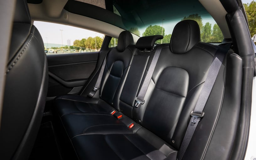 Tesla Model 3 (Bianca), 2023 in affitto a Abu Dhabi