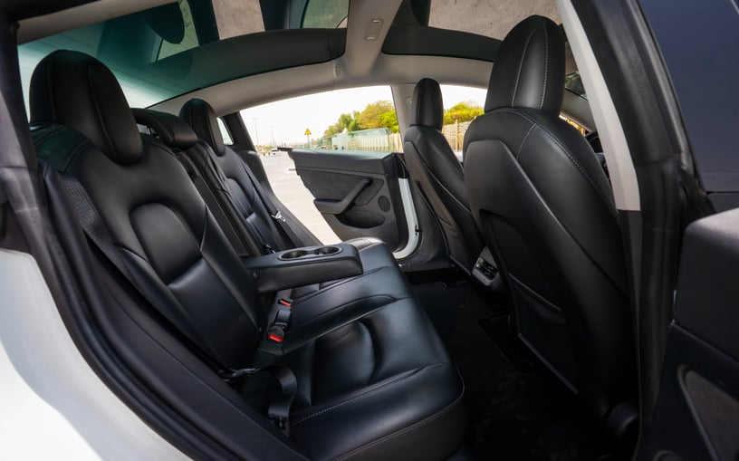 Tesla Model 3 (Bianca), 2023 in affitto a Abu Dhabi