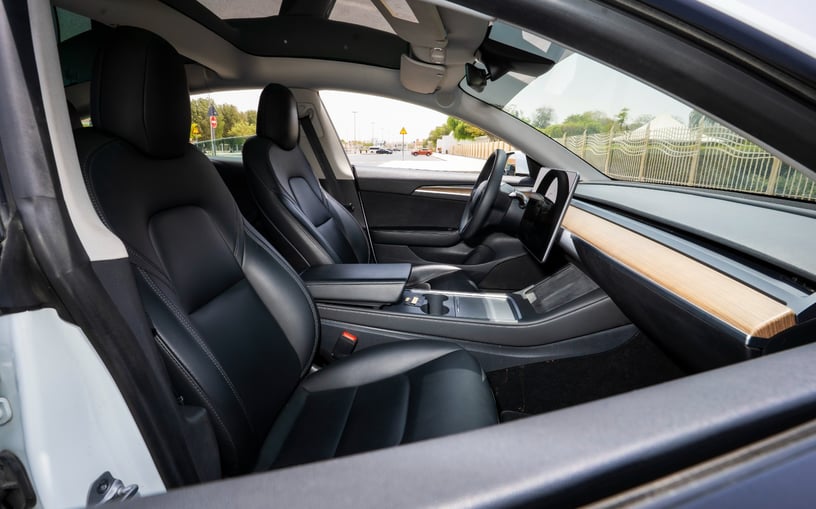 Tesla Model 3 (Bianca), 2023 in affitto a Abu Dhabi