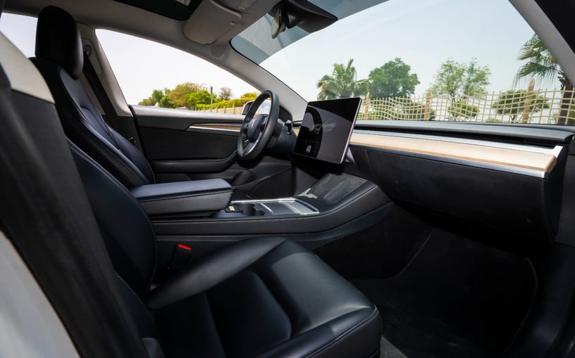 Tesla Model 3 (Bianca), 2023 in affitto a Abu Dhabi