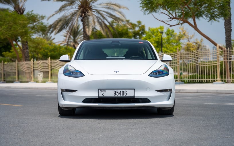 Tesla Model 3 (Wei&szlig;), 2023  zur Miete in Dubai