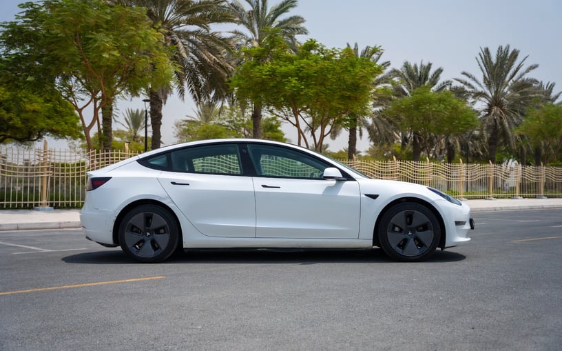 Tesla Model 3 (Wei&szlig;), 2023  zur Miete in Dubai