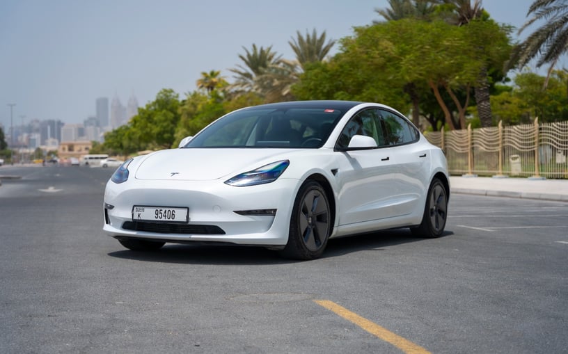 Tesla Model 3 (Wei&szlig;), 2023  zur Miete in Dubai
