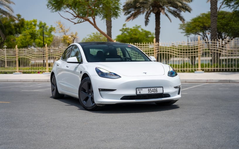 Tesla Model 3 (Wei&szlig;), 2023  zur Miete in Dubai