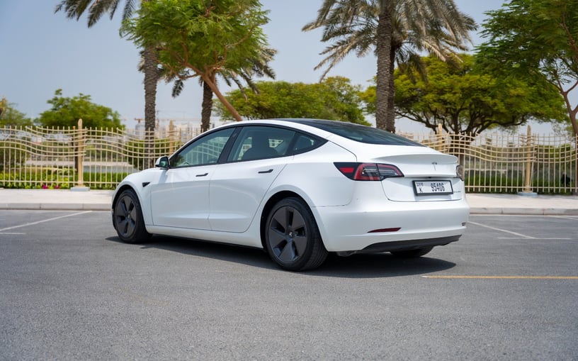 Tesla Model 3 (Wei&szlig;), 2023  zur Miete in Dubai