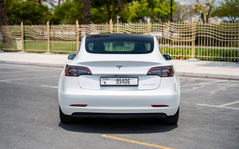 Tesla Model 3 (Wei&szlig;), 2023  zur Miete in Dubai