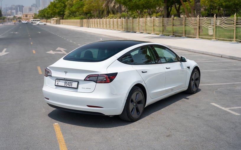 Tesla Model 3 (Wei&szlig;), 2023  zur Miete in Dubai