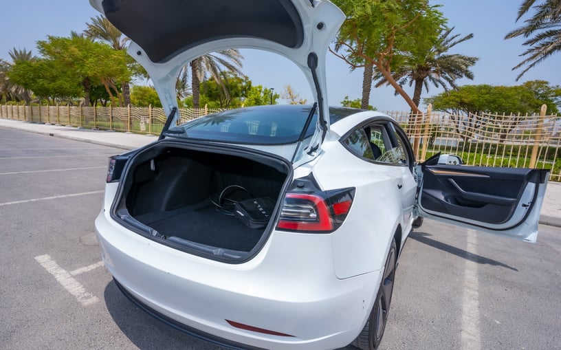 Tesla Model 3 (Wei&szlig;), 2023  zur Miete in Dubai