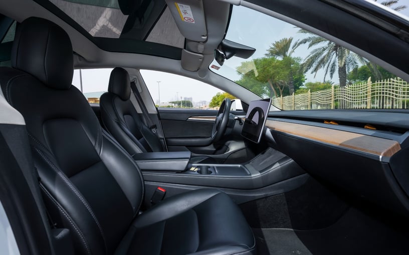Tesla Model 3 (Wei&szlig;), 2023  zur Miete in Dubai