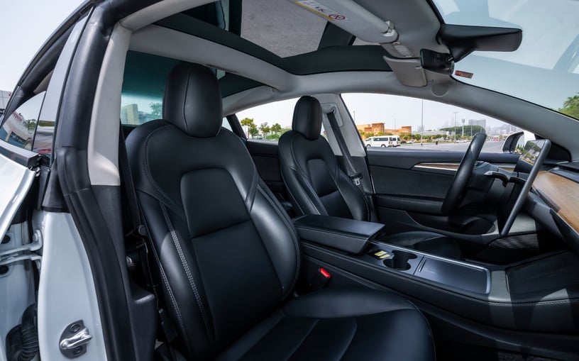 Tesla Model 3 (Wei&szlig;), 2023  zur Miete in Dubai