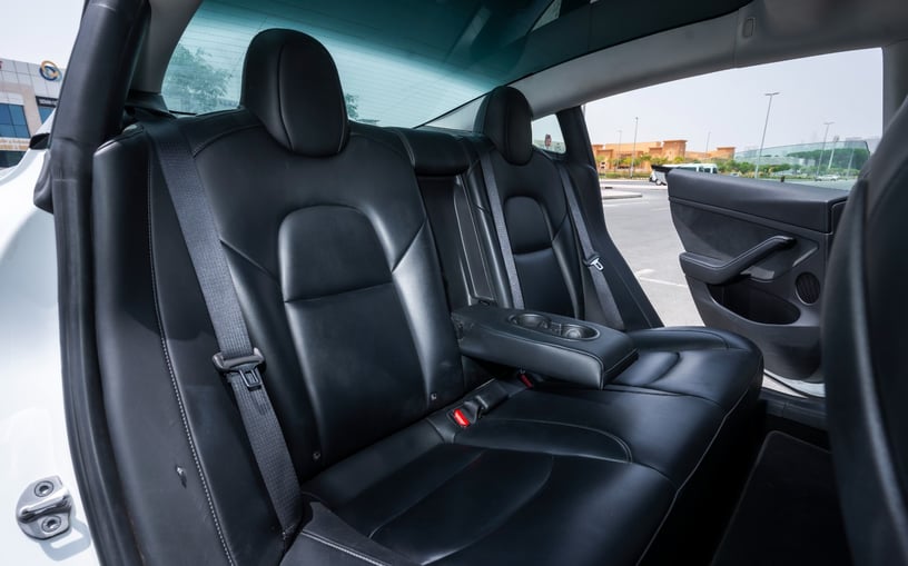 Tesla Model 3 (Wei&szlig;), 2023  zur Miete in Dubai