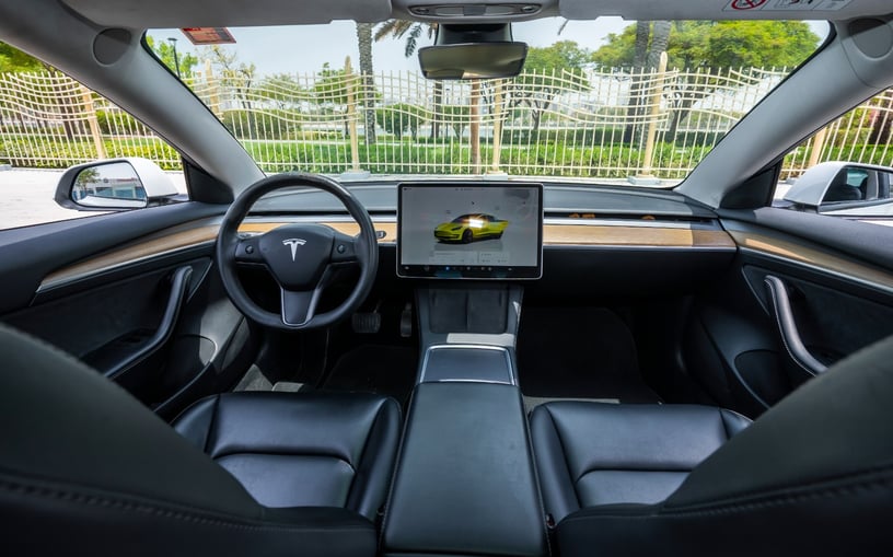 Tesla Model 3 (Wei&szlig;), 2023  zur Miete in Dubai