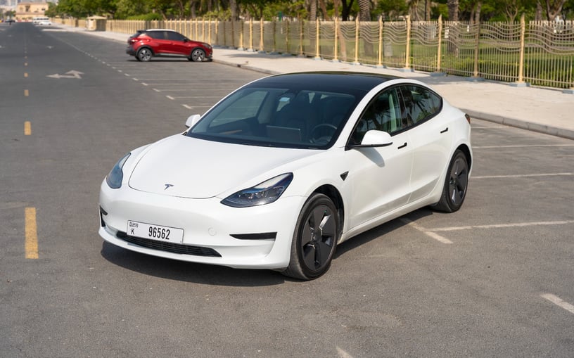在哈伊马角租车 租 特斯拉Model 3 (白色), 2023