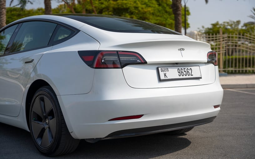 在哈伊马角租车 租 特斯拉Model 3 (白色), 2023