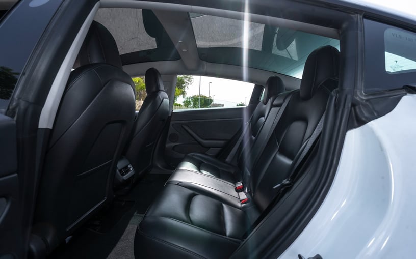 在哈伊马角租车 租 特斯拉Model 3 (白色), 2023