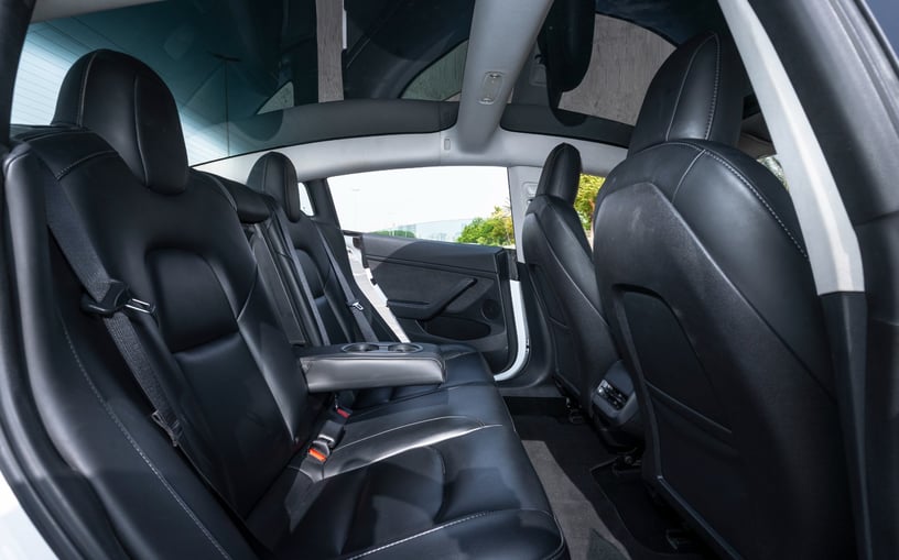 在哈伊马角租车 租 特斯拉Model 3 (白色), 2023