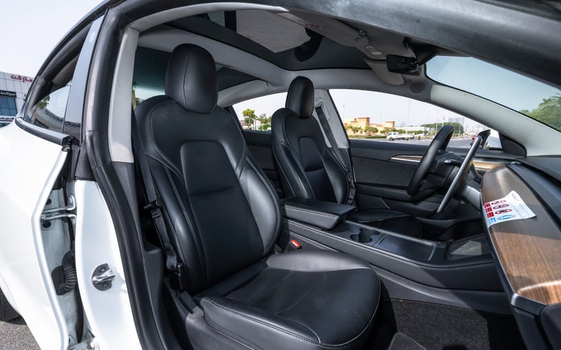 在哈伊马角租车 租 特斯拉Model 3 (白色), 2023