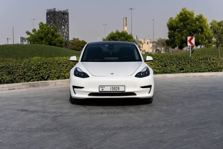 特斯拉Model 3 (白色), 2023 - 沙迦租赁报价