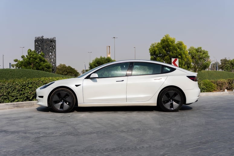 特斯拉Model 3 (白色), 2023 - 沙迦租赁报价