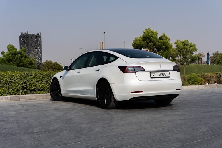 特斯拉Model 3 (白色), 2023 - 沙迦租赁报价