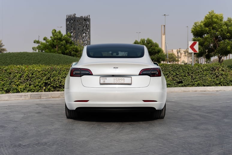 特斯拉Model 3 (白色), 2023 - 沙迦租赁报价